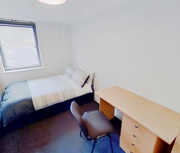 5 bedrooms 2 bathrooms - Photo 4