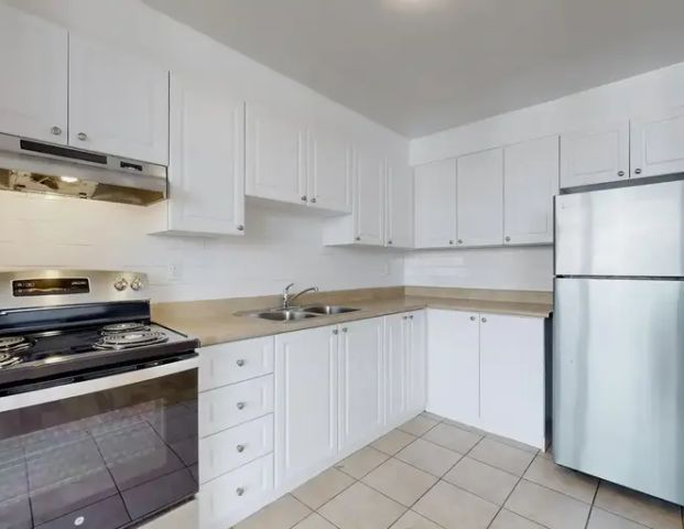12 Goldfinch Court - Sandringham House | 12 Goldfinch Court, Toronto - Photo 1