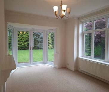 A spacious detached bungalow featuring two double bedrooms, a doubl... - Photo 2