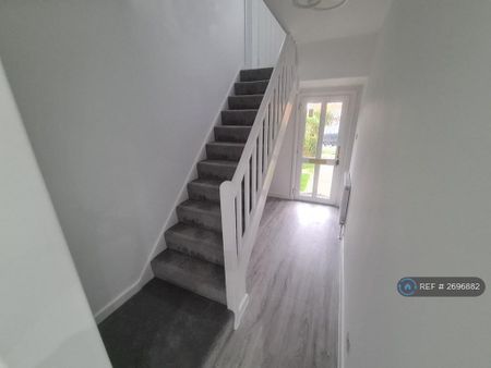 3 bedroom semi-detached house to rent - Photo 5