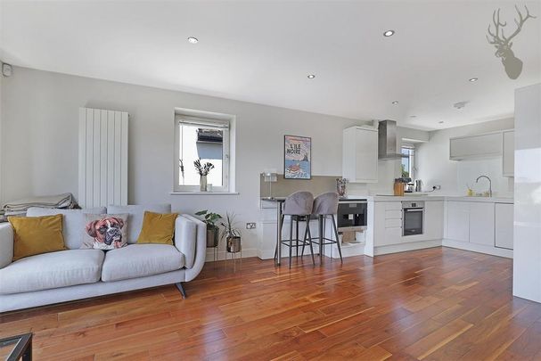 2 bedroom penthouse to rent - Photo 1