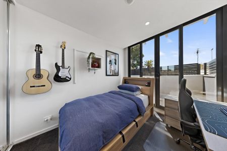 Spacious, secure and superbly located apartment living - Photo 5