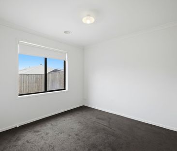 LARGE MODERN FAMILY HOME - Photo 4