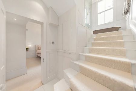 3 bedroom flat in Kensington - Photo 2