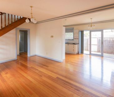 Perfectly positioned 3-bedroom 2-bathroom town home - 6 month lease - Photo 5