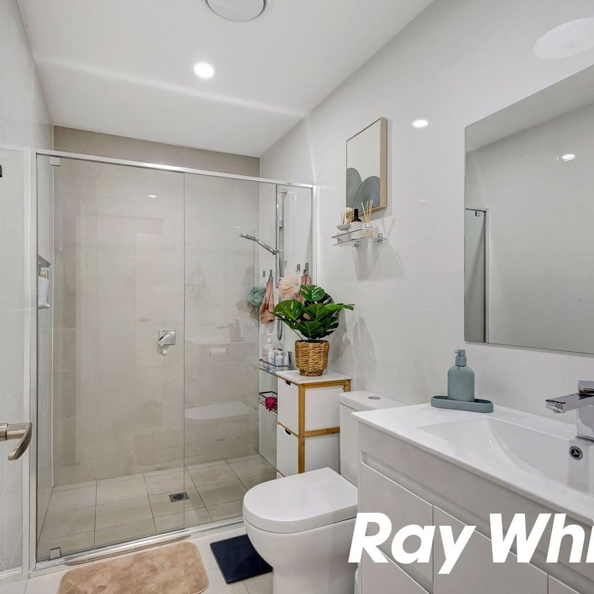 PREMIUM FOUR BEDROOM FAMILY RESIDENCE With Solar Panels & Close to All Amenities! - Photo 1