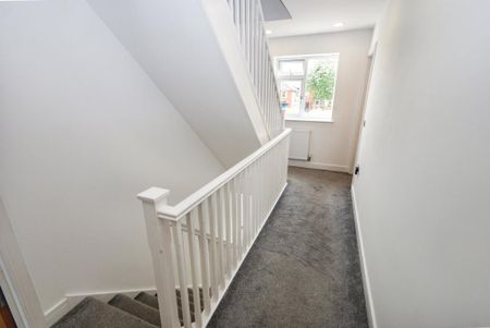 5 bedroom detached house to rent - Photo 2