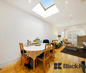 Two bedroomed two bathroomed apartment with patio garden - Photo 2