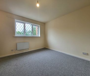 2 bedroom mid terrace to let - Photo 4