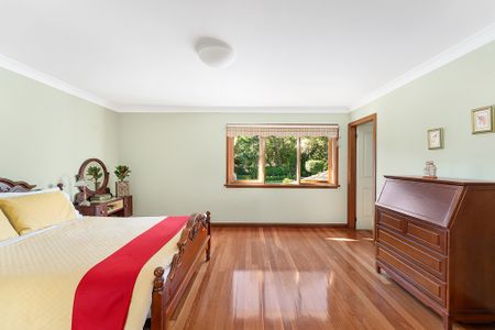 Elegant Family Home with Period Charm, Spacious Living & Private Gardens - Photo 4