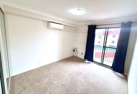 2 Bedroom Renovated Apartment in Quiet Prime Location! - Photo 3