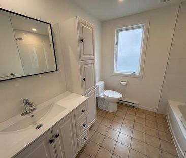 GRAND 4 1/2 RÉNOVÉ - 1 MOIS GRATUIT - DISPO 1er MAI - REZ-DE-CHAUSS... - Photo 3