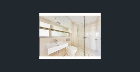 Top Floor 2-Bedroom, 2-Bathroom Apartment with Parking for Rent - Photo 2