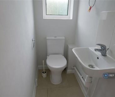 3 bedroom semi-detached house to rent - Photo 6