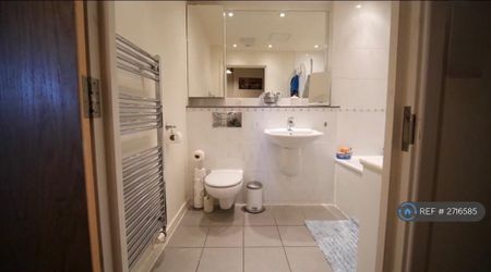 2 bedroom flat to rent - Photo 2