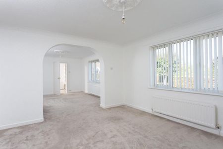 3 bedroom detached bungalow to rent - Photo 2