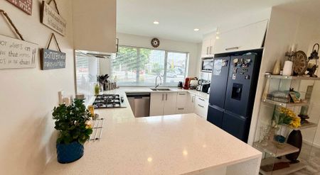 Modern & Spacious Family Home in Prime Takanini Lo - Photo 4