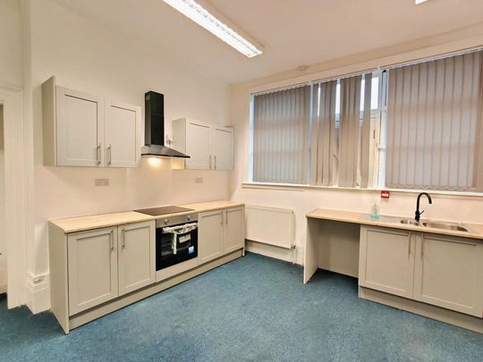 4 bedroom house of multiple occupation to rent - Photo 1