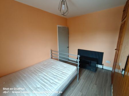 Room in a Shared House, London, E6 - Photo 2