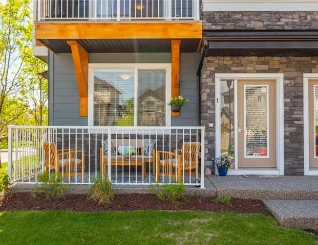Beautiful 2 Master Bedroom Townhouse + Office in Rainbow Falls – Double Garage! — 2 Bedrooms+ Den Townhouse - Photo 1