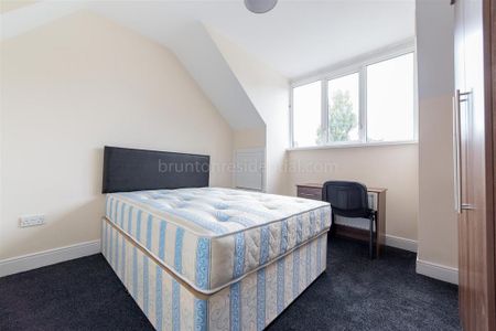 4 bedroom flat to rent - Photo 5