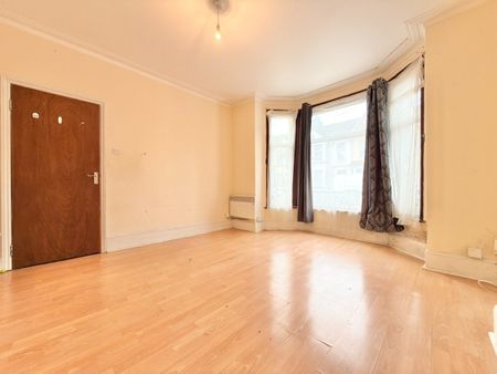 1 Bed Flat, Harpour Road, IG11 - Photo 3