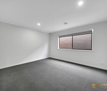 Spacious Family Home in Thornhill Park! - Photo 2