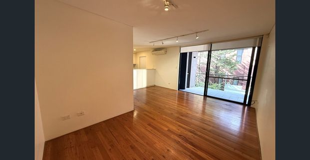 Modern, spacious and perfectly positioned in the heart of Redfern - Photo 1