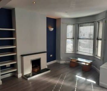 Partly Furnished 2 Bedroom Terrace - Photo 3