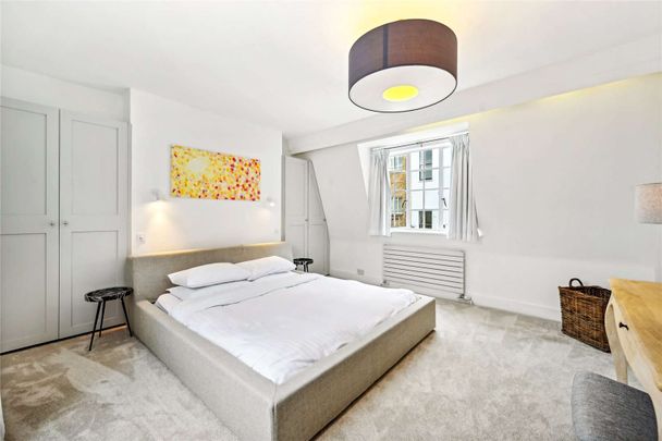 An impressive refurbished mews house with a private terrace and parking. - Photo 1