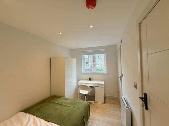 4 bedroom flat to rent - Photo 1
