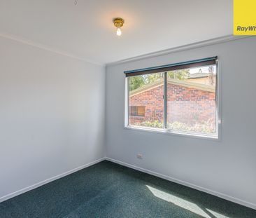 Comfortable 3 bedroom home - Freshly Painted Throughout. - Photo 2