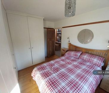 4 bedroom semi-detached house to rent - Photo 6