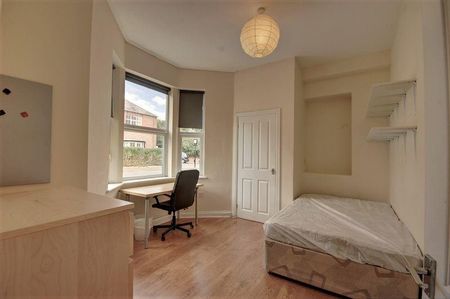 3 bedroom flat to rent - Photo 5