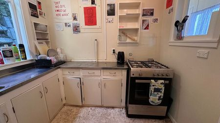 Incredible value large 2 bedroom flat - Photo 3