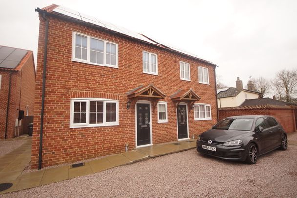 3 bedroom Semi-Detached House to let - Photo 1