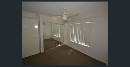 Spacious and modern family home in a convenient Gracemere location. - Photo 2