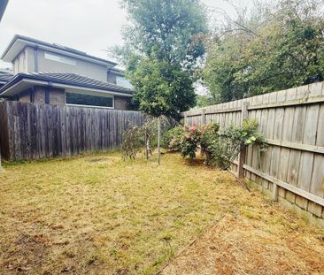 IMPRESSIVE TOWNHOUSE IN MOUNT WAVERLEY SCHOOL ZONE (STSA) - Photo 3