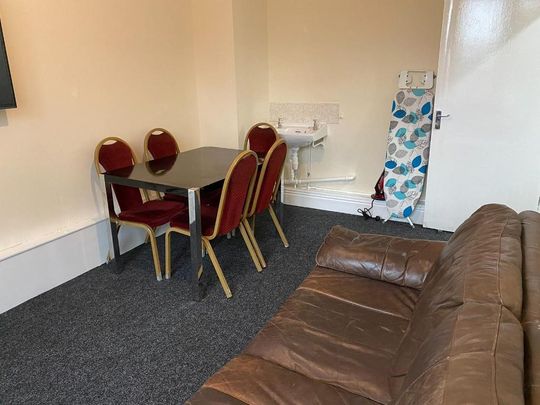 5 bedroom private hall to rent - Photo 1