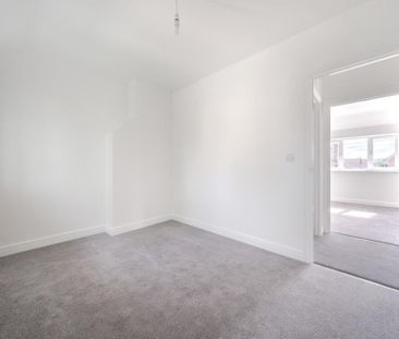 4 bedroom end of terrace house to rent - Photo 2