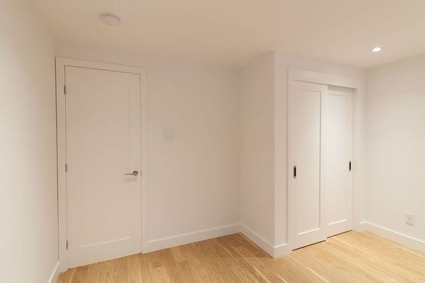 4580 Chemin Queen Mary - Photo 1