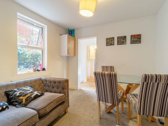 1 bedroom in a house share to rent - Photo 1