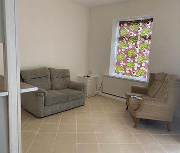 House - Terraced For Rent Llewellyn Street, Ferndale - Photo 1
