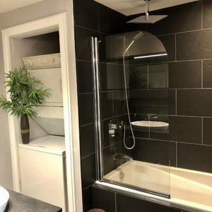 *** Tout meublé - Stationnement int. (optionel au besoin). - pas d'animaux - disponible à partir du 15 octobre 2025 *** - Photo 2