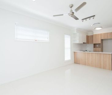 Three Bedroom Tri Level Townhome Ideal Location and Ducted Air Con! - Photo 4