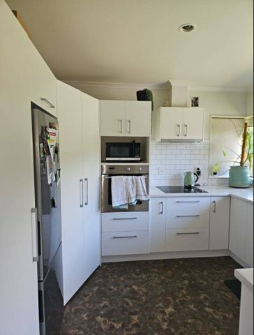 Tucked away in a sought-after neighbourhood - Photo 3