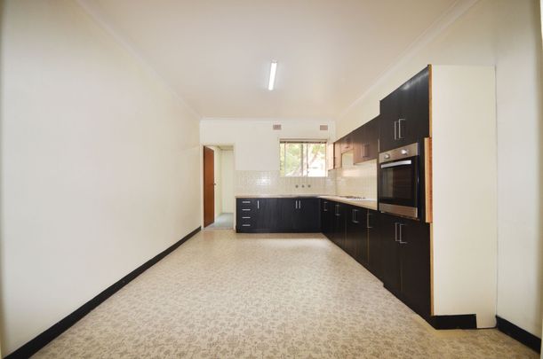 2 Bedroom Unit in Handy Location&excl;&excl; - Photo 1