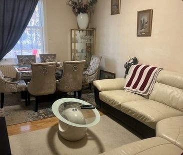 2 Bed Flat, Chiswick High Road, W4 - Photo 1