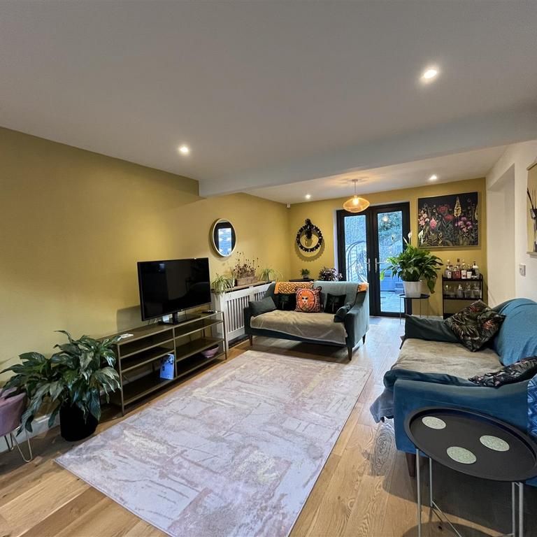 3 bedroom semi-detached house to rent - Photo 1