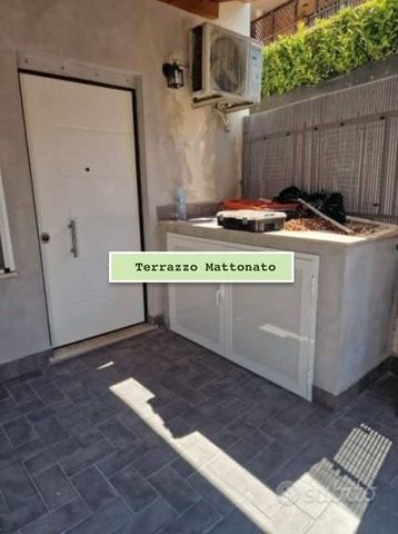 BATTISTINI MONOLOCALE ARREDATO Con TERRAZZO MATTON - Foto 4